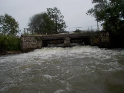 La vanne syphonnante X du Moulin de Foigny, débarquement en amont en rive gauche possible si on souhaite raccourcir la descente.
